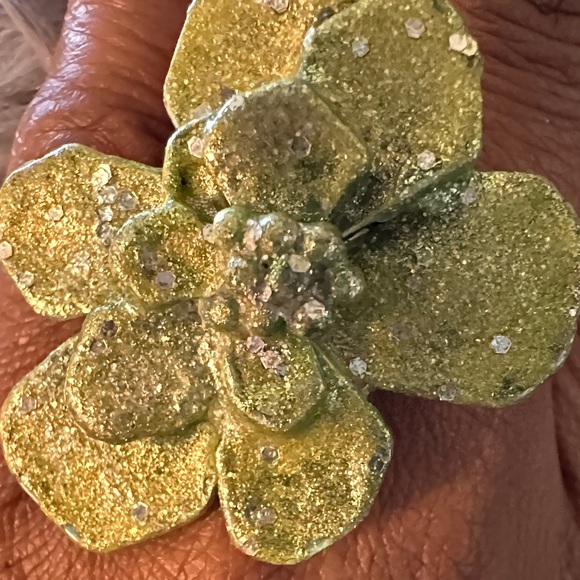 Chic Green Floral Statement Ring - Picture 5 of 17